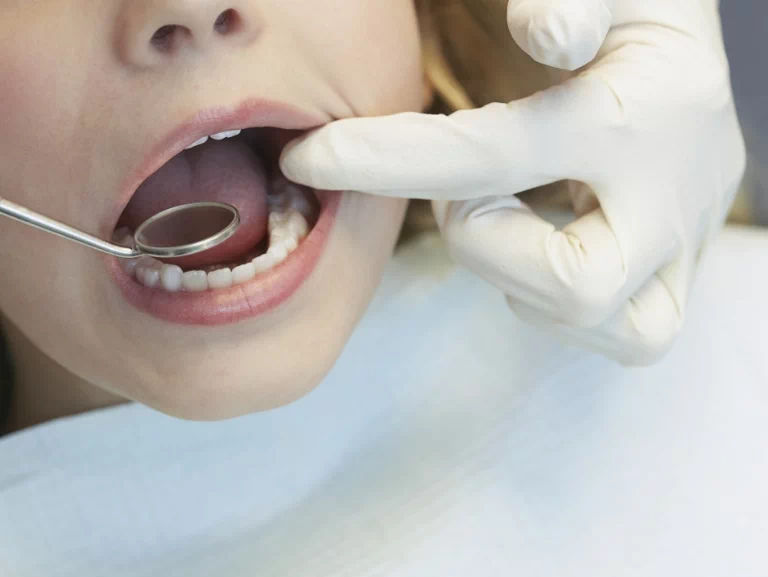 dentysta sprawdzający uzębienie pacjenta