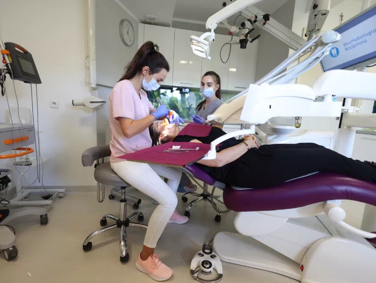 stomatolog w pracy z klientką