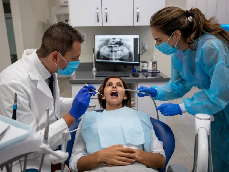 chirurg stomatologiczny podczas pracy