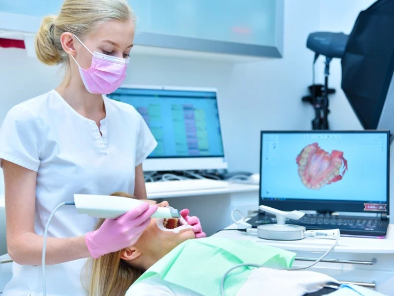 dentysta robi cyfrowe projektowanie uśmiechu
