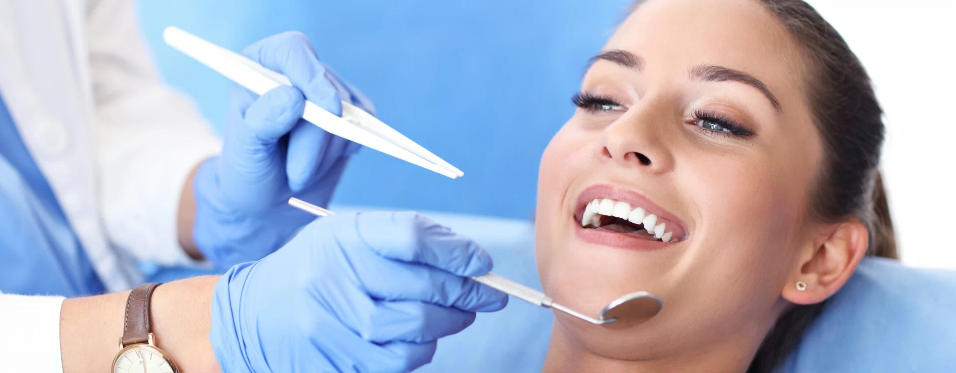 uśmiechnięta kobieta u dentysty